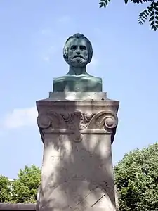 Buste de Pierre Larousse (1876), Paris, cimetière du Montparnasse.