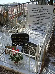 Plaque commémorative sur la tombe de Webb Ellis.