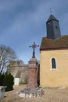 Tombe, croix et narthex de l'église Saint-Michel.