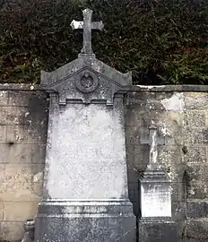Tombe d'Antoine Magnin (caveau familial) à Beynost, où furent également enterrés Joséphine Pasteur et Léonce Magnin. À droite, la tombe de Laurence Magnin, fille d'Antoine Magnin, morte en bas âge en 1888.
