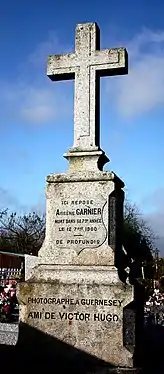 Tombe d'Arsène Garnier au cimetière de Cuves.