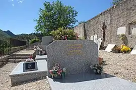 Tombe de Célestin Freinet dans le cimetière près de l'église.