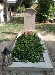 Vue de la tombe et de la pierre gravée au nom de Joseph Brodsky dans le cimetière de Venise