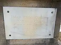 Plaque côté droitFidem Exilio Confessus.Doctrinam ChristiSermonibus. Exemplis.Vita Omni Prædicavit.Nunc Videt Quod Credidit.