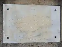 Plaque côté gauchePauperes Elæmosyna.Mœrentes Consilio Reficiens.Dulci Charitatis Vinculo Omnes Devinciebat.Charitatem ipsam,Revelata facie.Nunc Contemplatur.