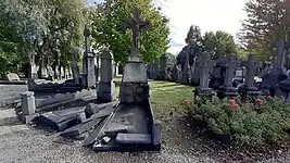 Tombe des curés Vanalderwerelt et Delcambre, cimetière du Centre.