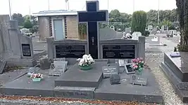 Tombes des curés des églises Saint-Clément et Saint-Nicolas, cimetière du Plomeux.