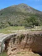 Vue de la tombe devant le mont Agios Ilias