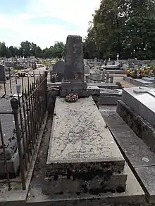 Photographie d’une tombe dans un cimetière.