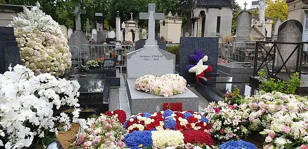 Tombe de Jacques Chirac au cimetière du Montparnasse à Paris, au lendemain de son inhumation.