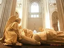 Un exemple d'ange dans l'art chrétien (XVIe siècle, tombeau des Ducs de Bretagne, cathédrale de Nantes)