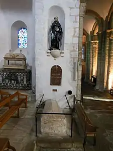 Statue et sarcophage de saint Goustan, abbaye Saint-Gildas de Rhuys.