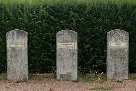 Tombes des Tirailleurs sénégalais morts en défendant le village.
