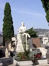 Sépulture Verdeil Cadet avec la statue en marbre du « Gardien des cendres ».