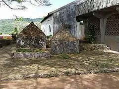 Les mausolées et une partie du cimetière.