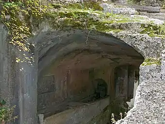 Tombes troglodytiques du prieuré de Carluc, Alpes de Haute-Provence, France.