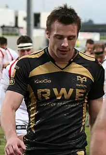 Portrait de face en buste de Tommy Bowe portant le maillot des Ospreys.