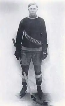 Photographie de Thomas Dunderdale avec le maillot de Victoria