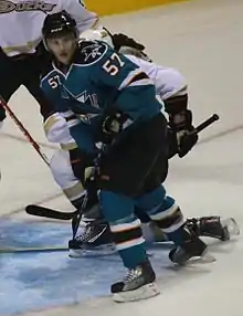 Photographie d'un joueur avec le maillot turquoise des Sharks.