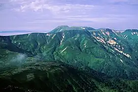 Vue du mont Tomuraushi depuis le mont Chūbetsu (août 2006).