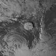 Image satellite de l'éruption de Hunga Tonga avec les restes du cyclone tropical Cody au sud-ouest tard le 15 janvier 2022.