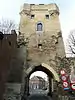 alt=Porte fortifiée dite Moerenpoort, avec pan de muraille d'enceinte
(nl) Moerenpoort en muurstuk