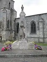 Le monument aux morts et l'église de Tonnay-Charente.