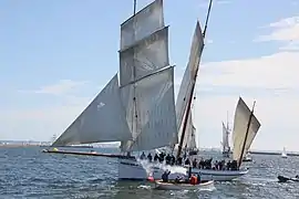 La Bisquine La Granvillaise saluée par le canot à vapeur La Suzanne, lors des Tonnerres de Brest 2012.