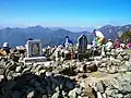 Objets religieux au sommet du mont Tō.