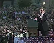 Le Premier ministre britannique Tony Blair  s'est rendu sur place quelques jours après l'attentat. Cette photo le montre lors d'un discours à Armagh le 3 septembre 1998.