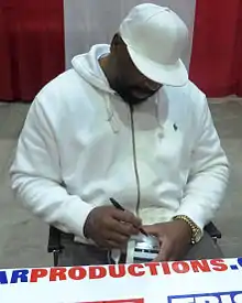 Description de l'image Too Tall Jones signs autographs in Jan 2014.jpg.