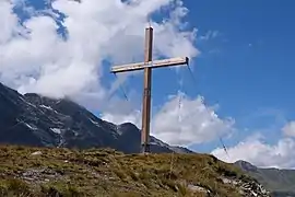 Croix au sommet du roc de la Vache.