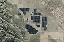 La ferme solaire Topaz vue de l'espace. Image du NASA Earth Observatory, 2015.