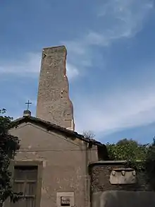 Église, Trois têtes et la tour médiévale