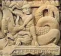 Étranger combattant un Makara, porte sud de Stupa 3, Sanchi.