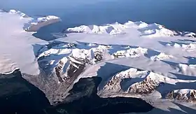 De gauche à droite : une petite partie du glacier Hornbreen, Tviryggen au premier plan et Ostrogradskijfjella au second, puis la langue du glacier Svallsbreen et Kinnhøgda.
