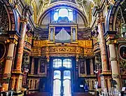 L'entrée de la nef avec l'orgue.