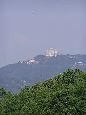 Vue de la colline de Superga surmontée par la basilique de Superga.