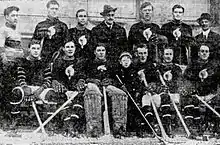 photographie d'une équipe de joueurs de hockey posant