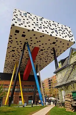 Le Sharp Centre for Design en 2004, avec Will Alsop (en)