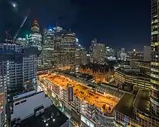 Financial District depuis la Pantages Tower. Avec à gauche la Massey Tower en construction, puis le Scotia Plaza (275m), Centre Eaton Toronto en bas, First Canadian Place (355m), Cadillac Fairview Tower, l'ancien hôtel de ville de Toronto, l'hôtel de ville de Toronto et à droite la rue Yonge. Août 2017.