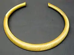Torque en or strié (Guînes, Pas-de-Calais), vers 1200-1000 av. J.-C.