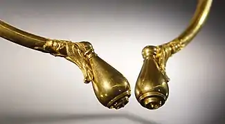 deux bracelets en or,