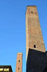 Tours de via Luigi Porta.