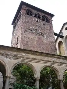 Tour des carceres du cirque, devenue le campanile de l'église San Maurizio al Monastero Maggiore