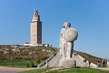 Vue de la Tour d'Hercule, avec la statue de Breogán au premier plan