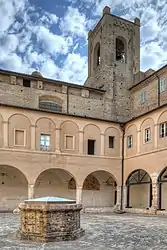 Torre del Passero Solitario chanté par Giacomo Leopardi et le cloître sant'Agostino