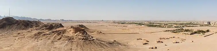 La ville de Yazd vue depuis la tour du silence.
