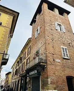 Tour de la Via Sant'Ennodio, angle du Corso Garibaldi.