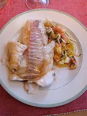 Un filet de poisson blanc et des légumes dans une assiette